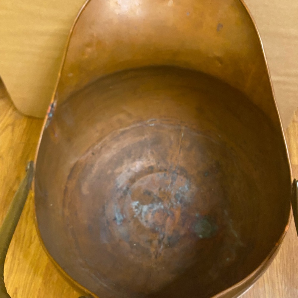 Vintage Hammered Copper Coal Scuttle Bucket With White & Blue Porcelain Handles - Picture 4 of 6